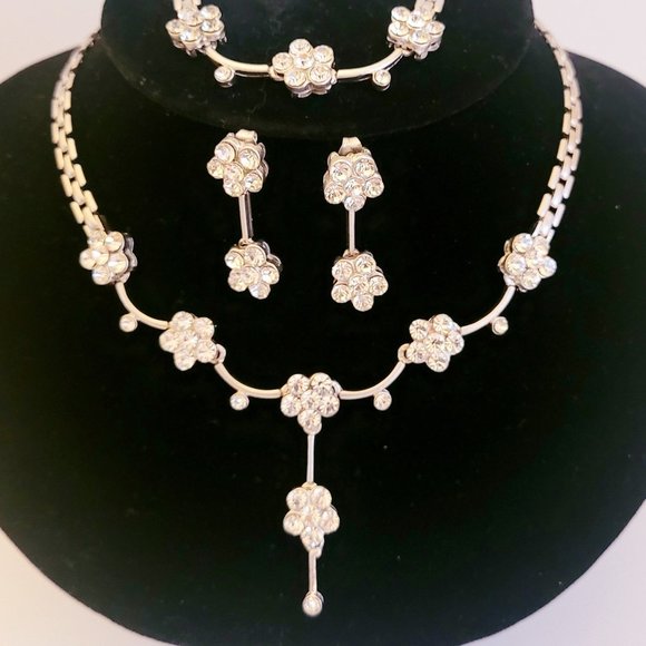 Necklace, Bracelet & Earrings Set (comes in storage box) *NEW* - Picture 2 of 6